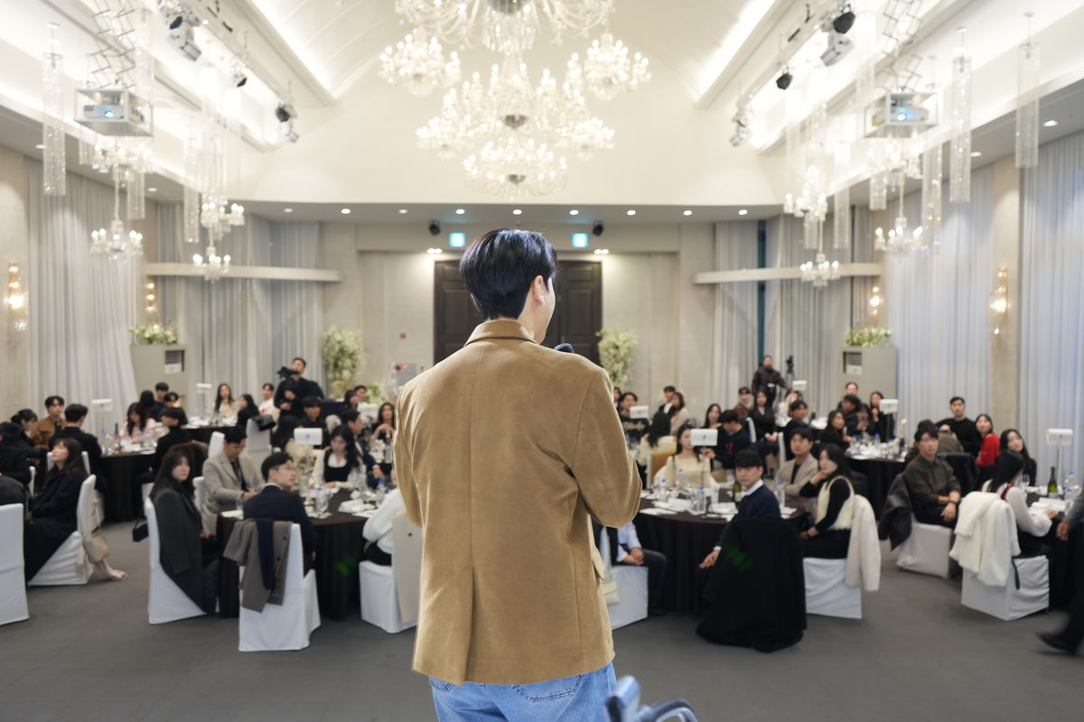 썸온 오프라인 행사 현장 — 연회장에서 진행 중인 만남 프로그램