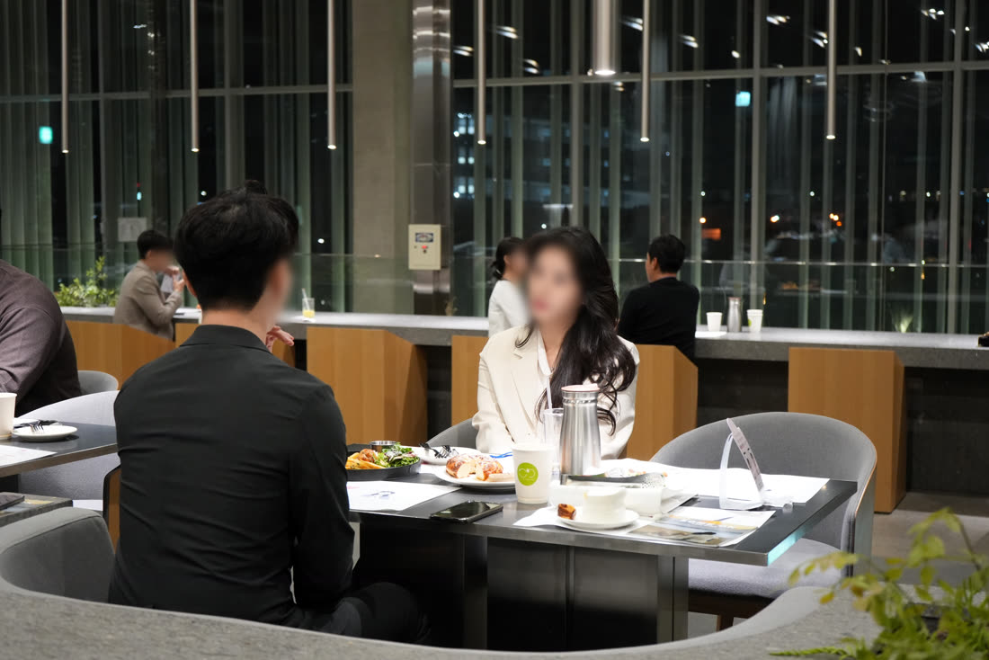 썸온 회원의 자연스러운 만남 장면