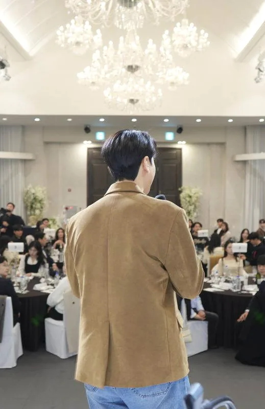 샹들리에가 있는 연회장에서 진행 중인 썸온 오프라인 행사