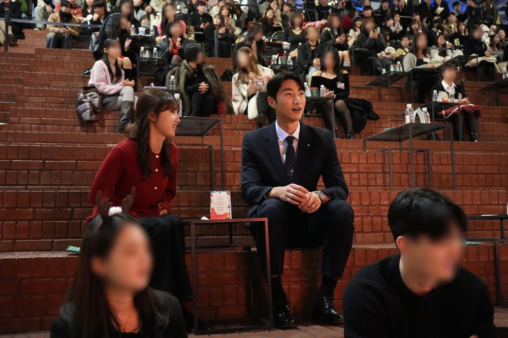 썸온 파티에서 대화 중인 참가자