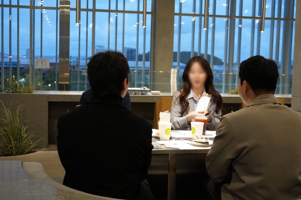 창가 테이블에서의 1:1 대화