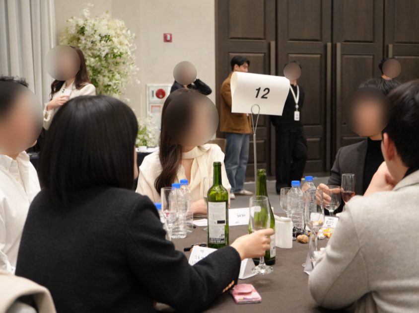 테이블 라운드 — 와인과 함께하는 대화